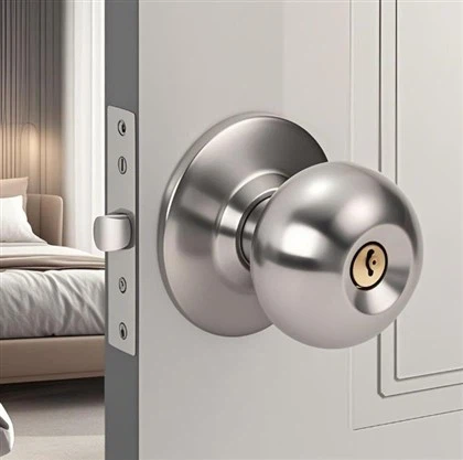 Manelles de la porta classificada amb el foc amb pany